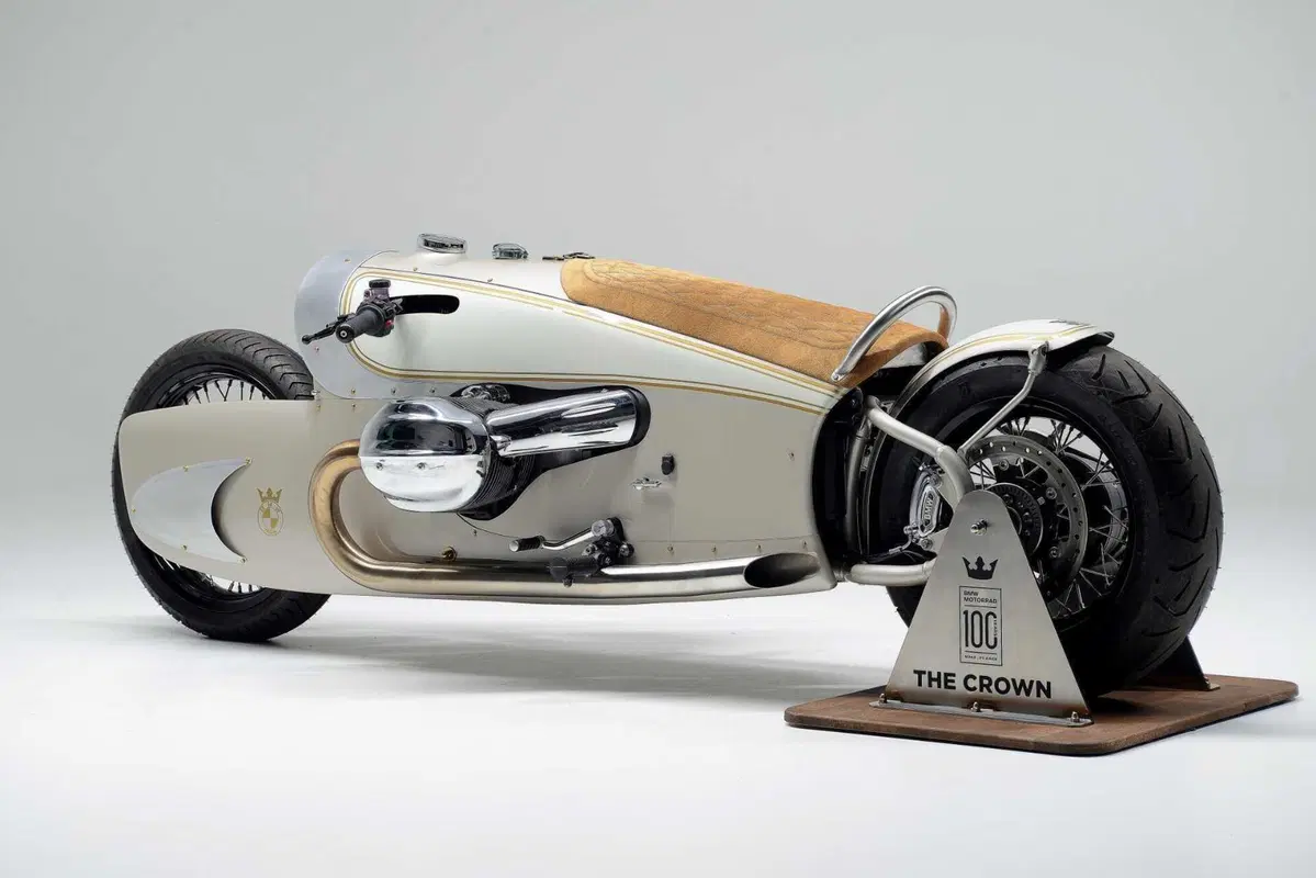 Lei è "The Crown": incorona i 100 anni di BMW Motorrad