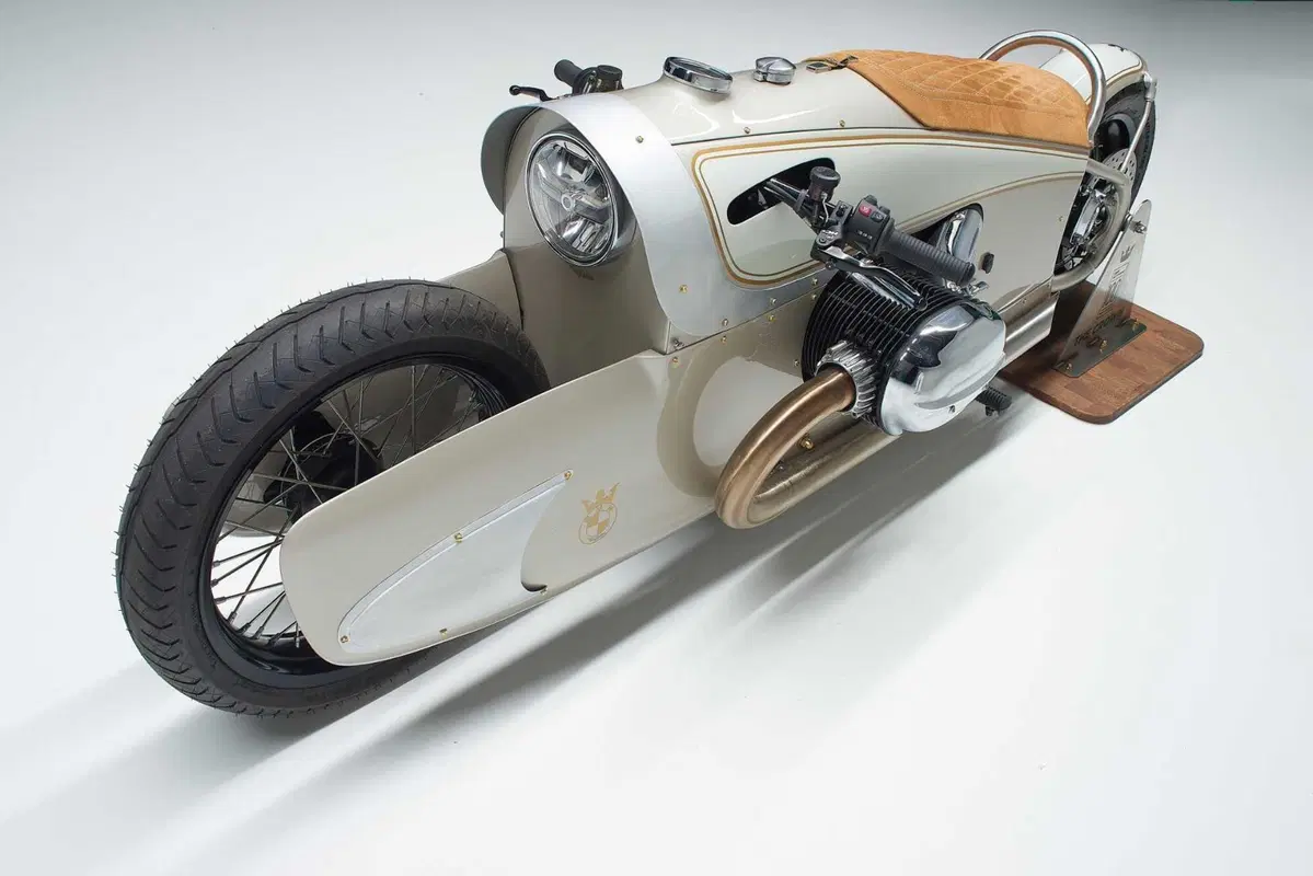 Lei è "The Crown": incorona i 100 anni di BMW Motorrad (6)