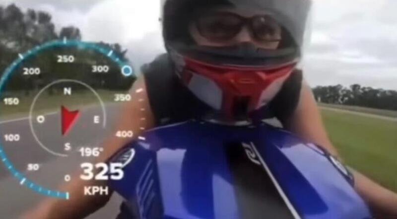 [VIDEO] A pi&ugrave; di 300 km/h su strada pubblica: la folle corsa dei due motociclisti