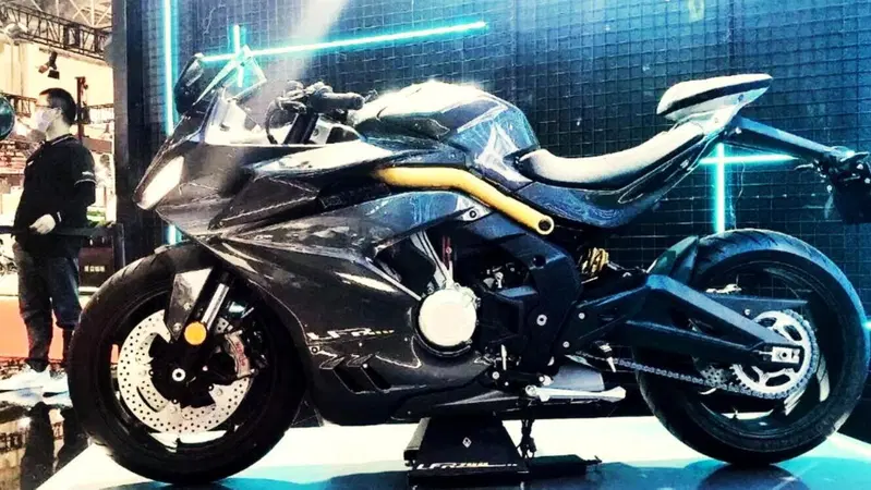 Benda LFR 700, la supersportiva con il motore copiato alla Honda (e il radar) [GALLERY]