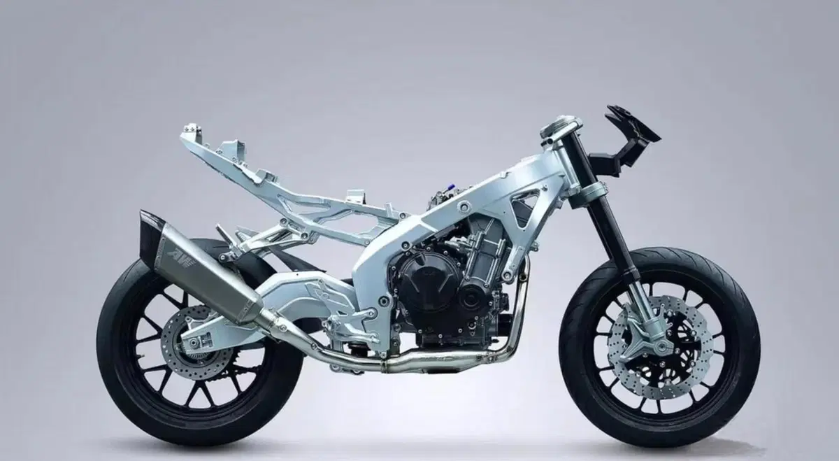 In vendita in Cina la AW 500 R, del marchio AW (poco conosciuto anche in Cina) [GALLERY] (11)