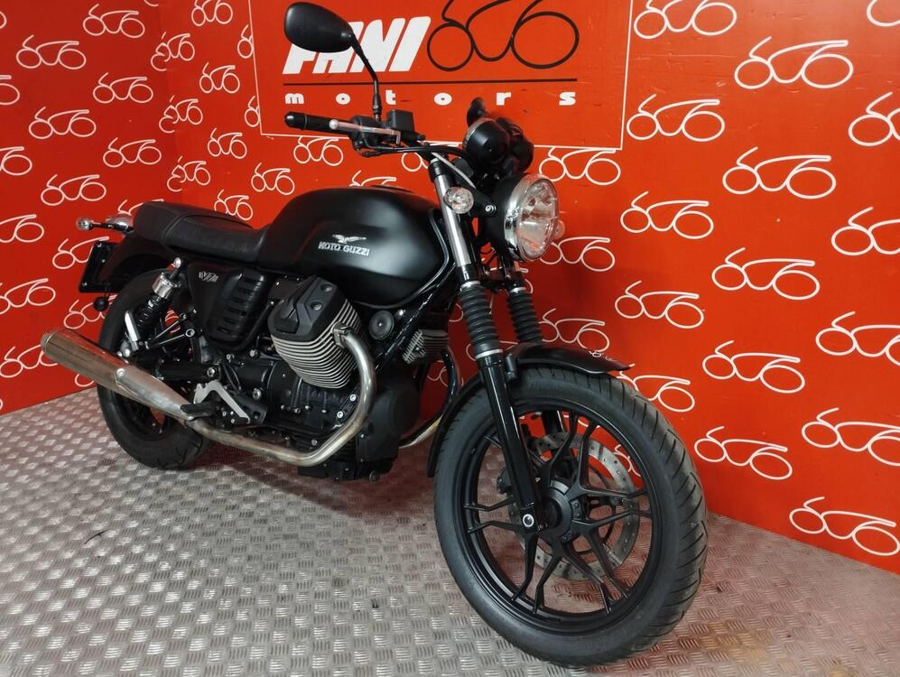 Moto Guzzi V7 II Stone (2015 - 17) (2)