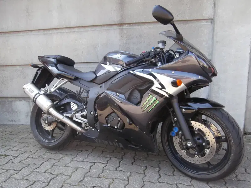 Yamaha YZF R6 (2005) (2)