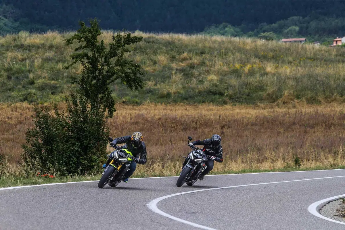 Triumph Street Triple RS vs Street Triple Moto2 Edition: la scelta si fa difficile