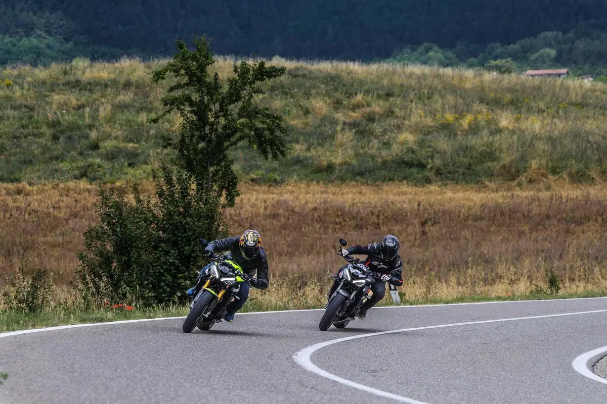 Triumph Street Triple RS vs Street Triple Moto2 Edition: la scelta si fa difficile (2)