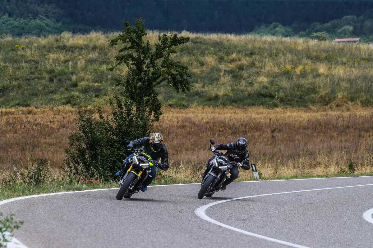 Triumph Street Triple RS vs Street Triple Moto2 Edition: la scelta si fa difficile (3)