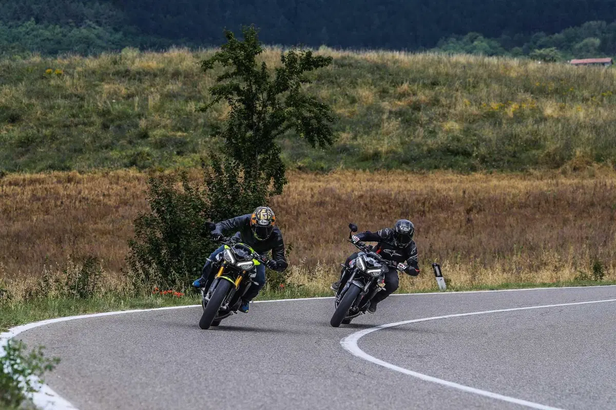 Triumph Street Triple RS vs Street Triple Moto2 Edition: la scelta si fa difficile (4)