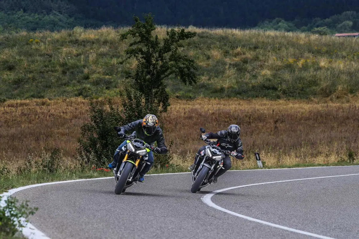 Triumph Street Triple RS vs Street Triple Moto2 Edition: la scelta si fa difficile (5)