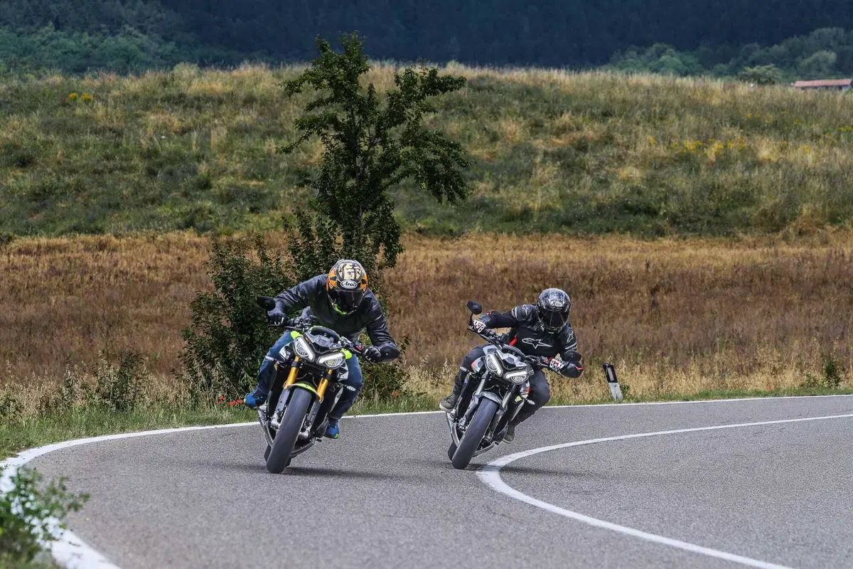 Triumph Street Triple RS vs Street Triple Moto2 Edition: la scelta si fa difficile (6)
