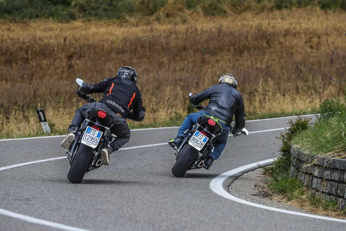 Triumph Street Triple RS vs Street Triple Moto2 Edition: la scelta si fa difficile (7)