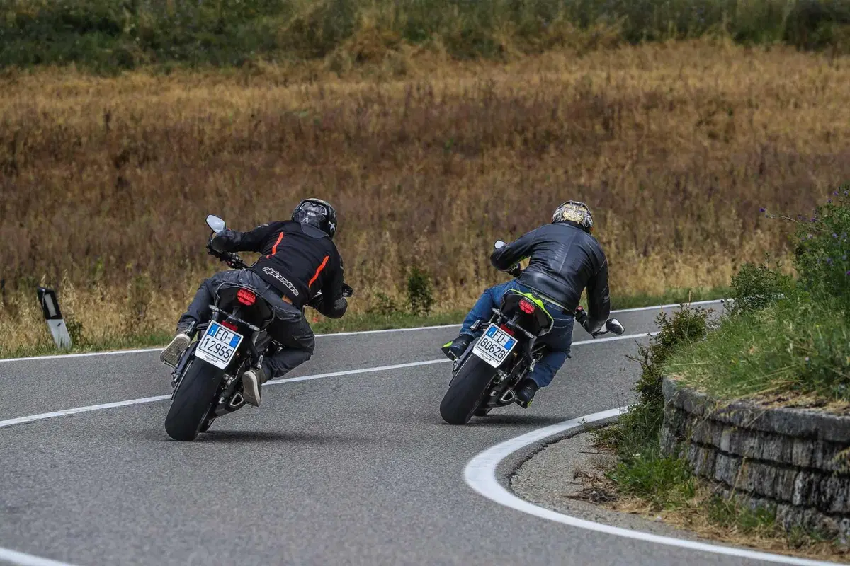 Triumph Street Triple RS vs Street Triple Moto2 Edition: la scelta si fa difficile (8)