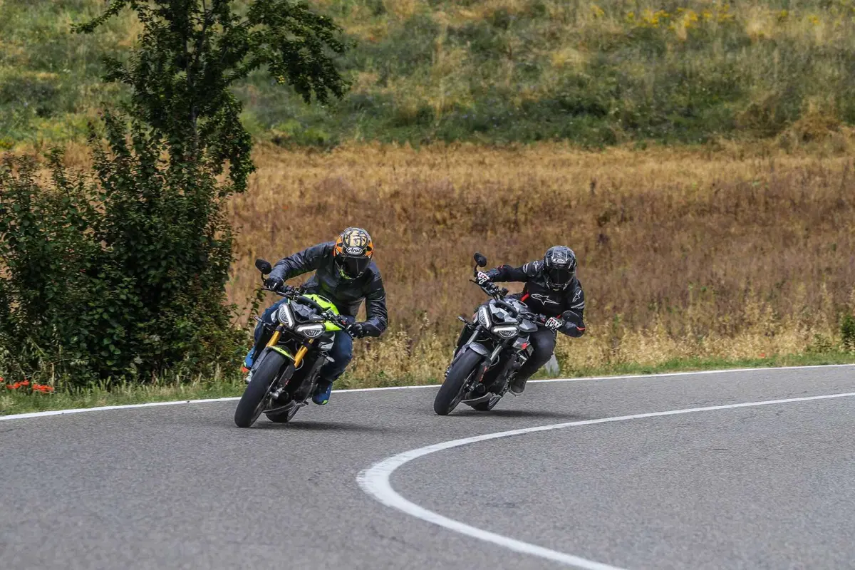 Triumph Street Triple RS vs Street Triple Moto2 Edition: la scelta si fa difficile (9)