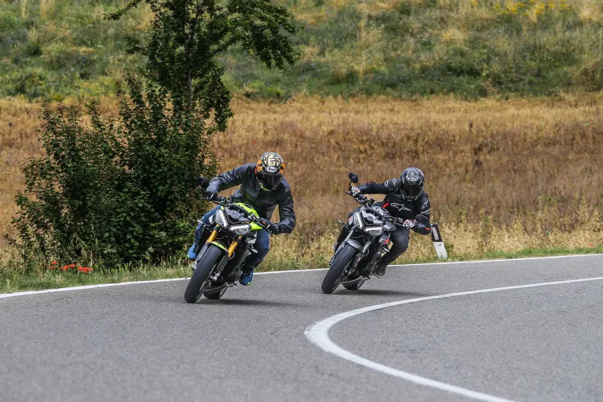 Triumph Street Triple RS vs Street Triple Moto2 Edition: la scelta si fa difficile (10)
