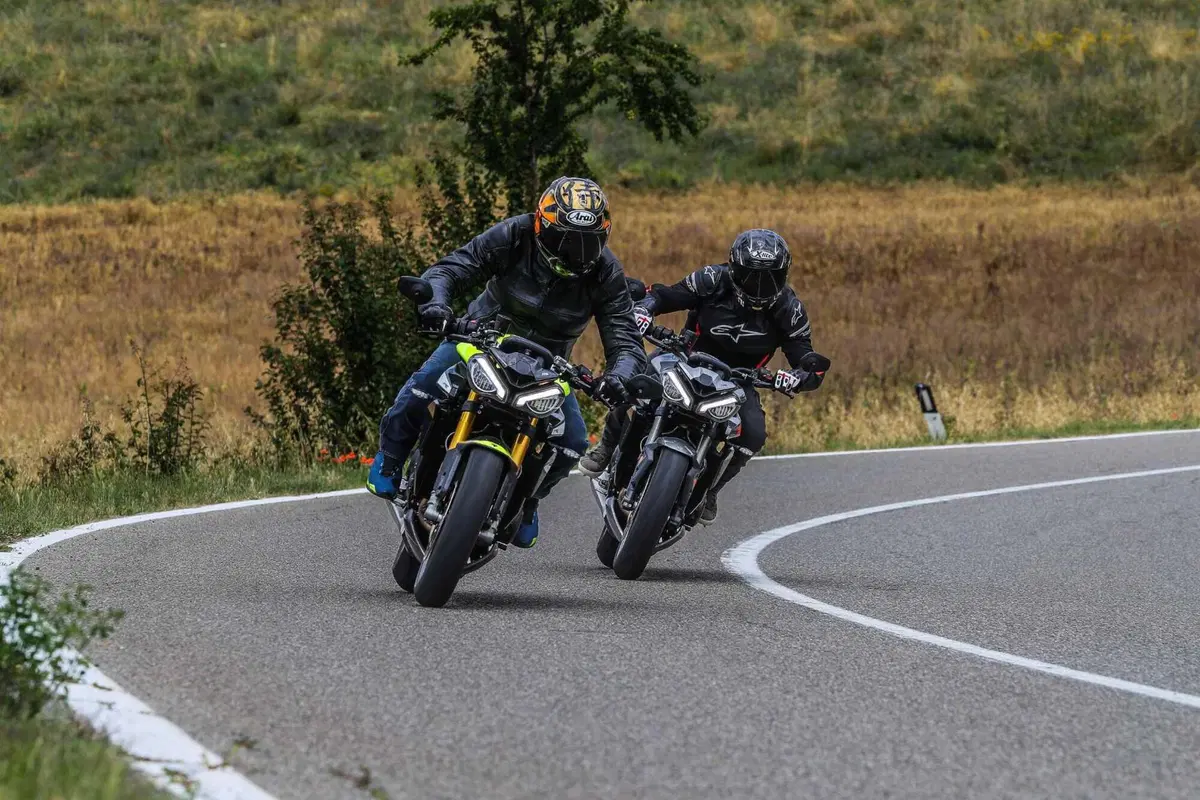 Triumph Street Triple RS vs Street Triple Moto2 Edition: la scelta si fa difficile (11)