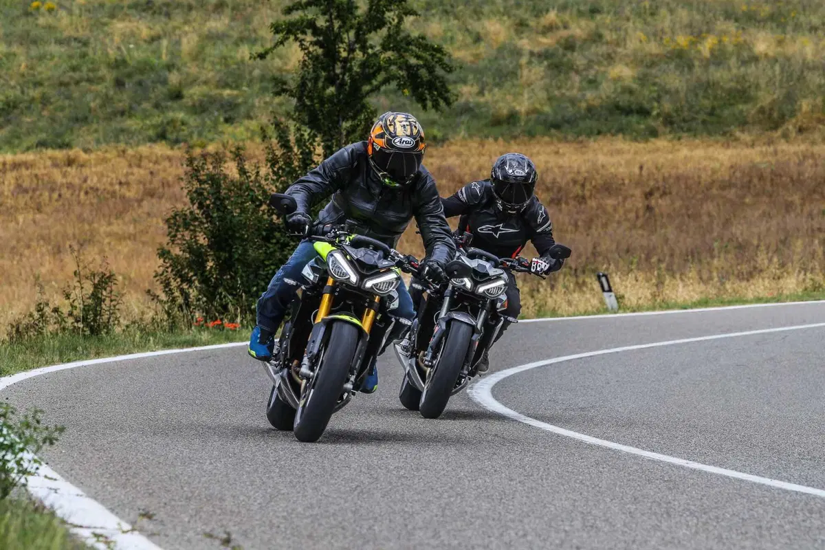 Triumph Street Triple RS vs Street Triple Moto2 Edition: la scelta si fa difficile (12)