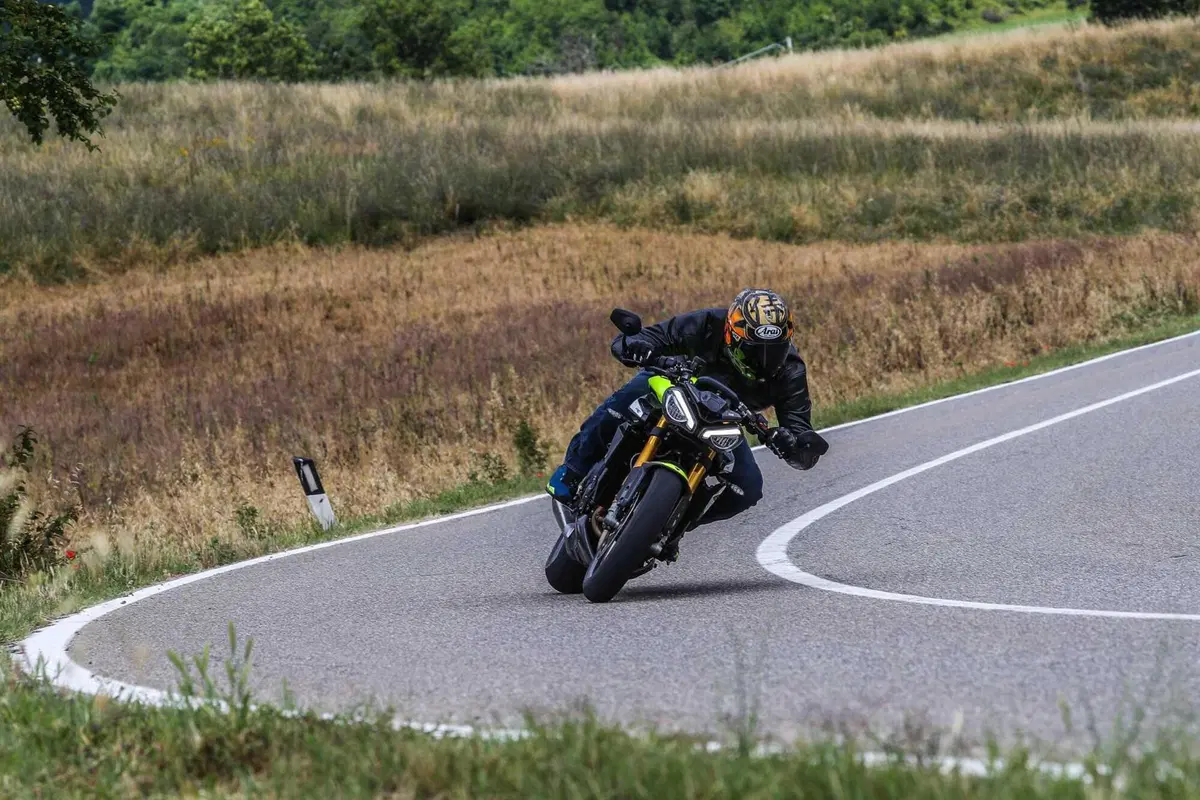 Triumph Street Triple RS vs Street Triple Moto2 Edition: la scelta si fa difficile (13)