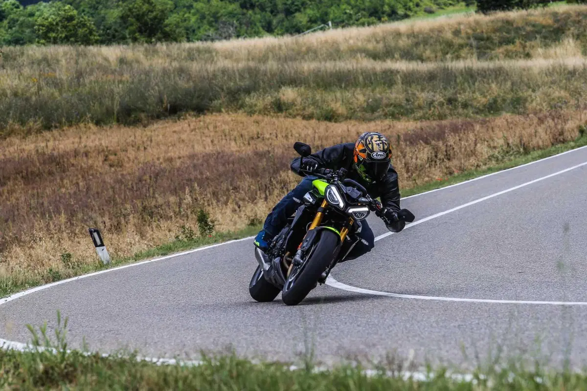 Triumph Street Triple RS vs Street Triple Moto2 Edition: la scelta si fa difficile (14)