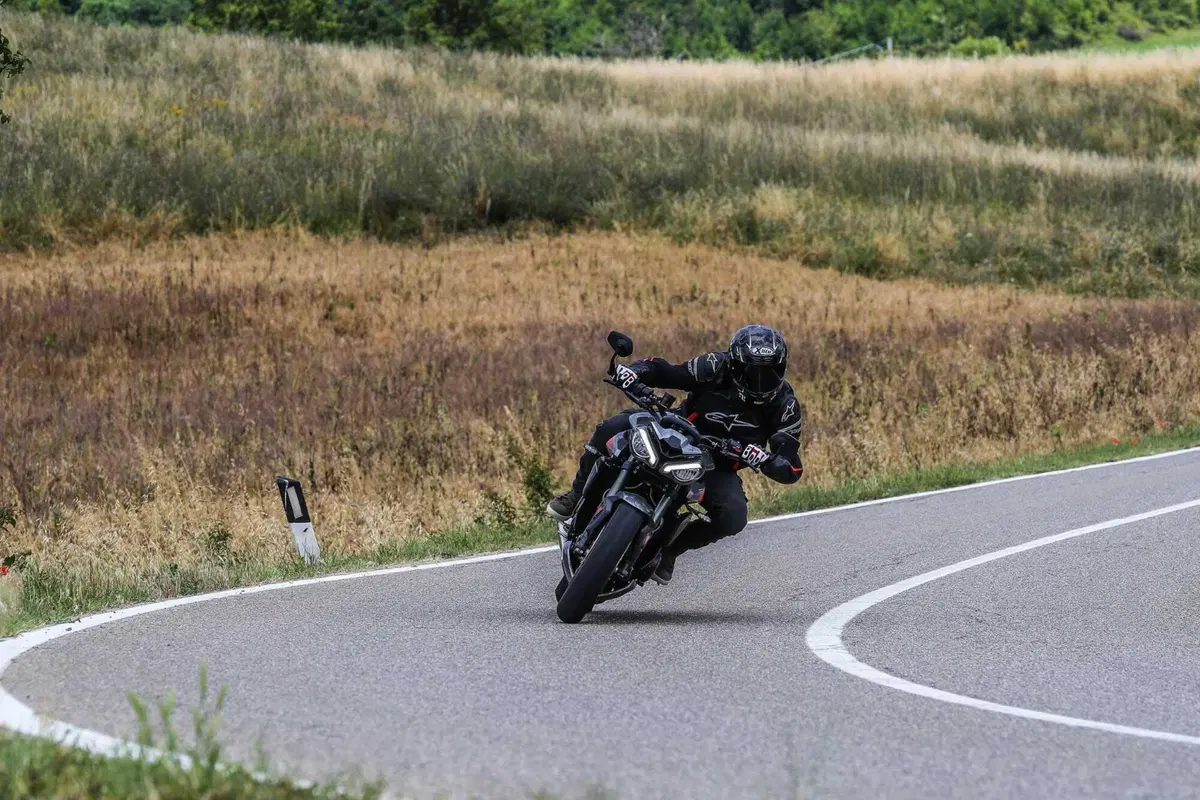 Triumph Street Triple RS vs Street Triple Moto2 Edition: la scelta si fa difficile (15)