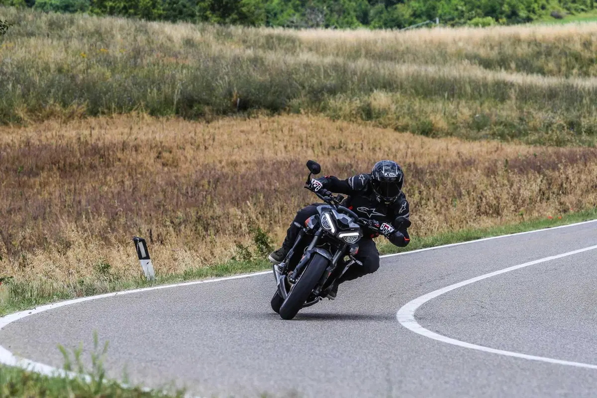 Triumph Street Triple RS vs Street Triple Moto2 Edition: la scelta si fa difficile (16)