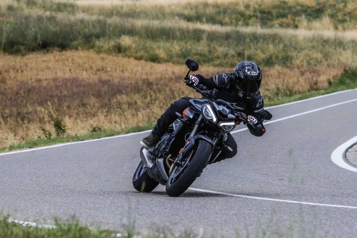 Triumph Street Triple RS vs Street Triple Moto2 Edition: la scelta si fa difficile (17)
