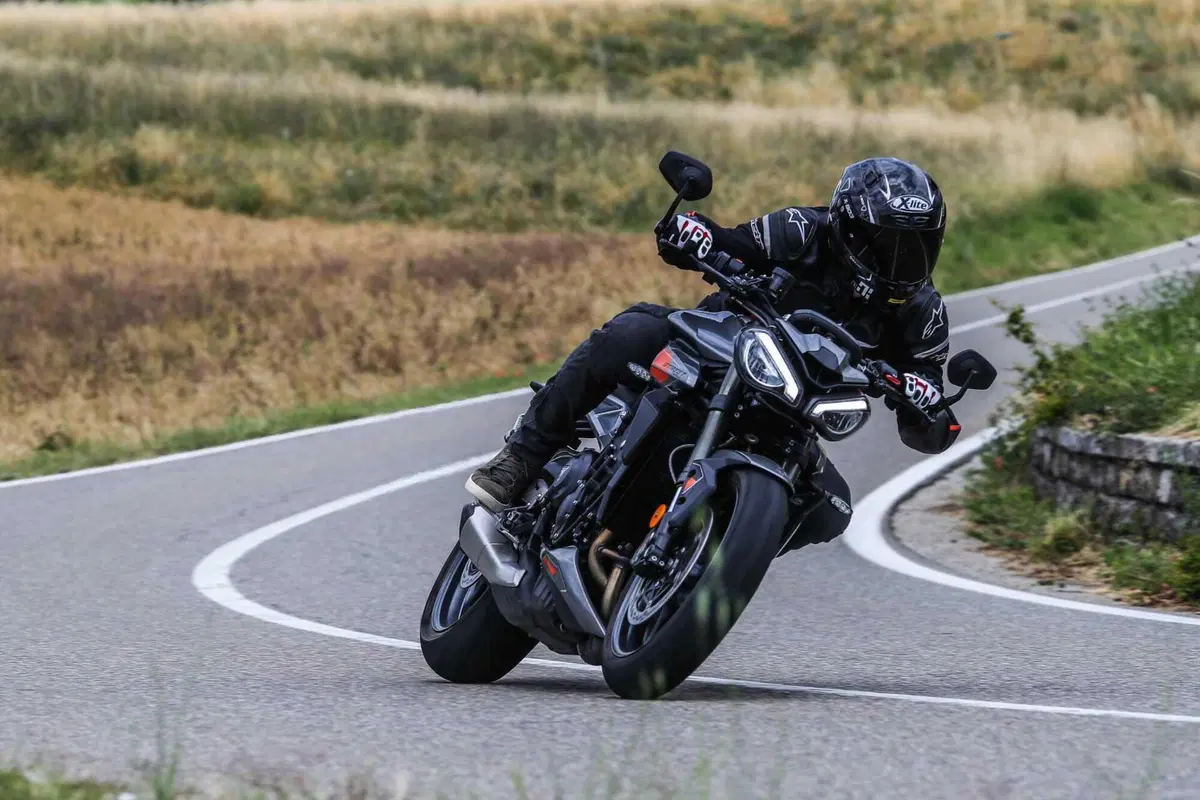 Triumph Street Triple RS vs Street Triple Moto2 Edition: la scelta si fa difficile (18)