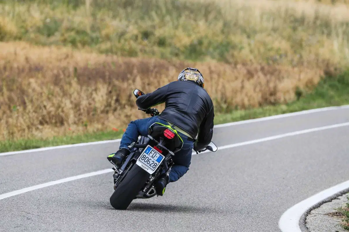 Triumph Street Triple RS vs Street Triple Moto2 Edition: la scelta si fa difficile (19)