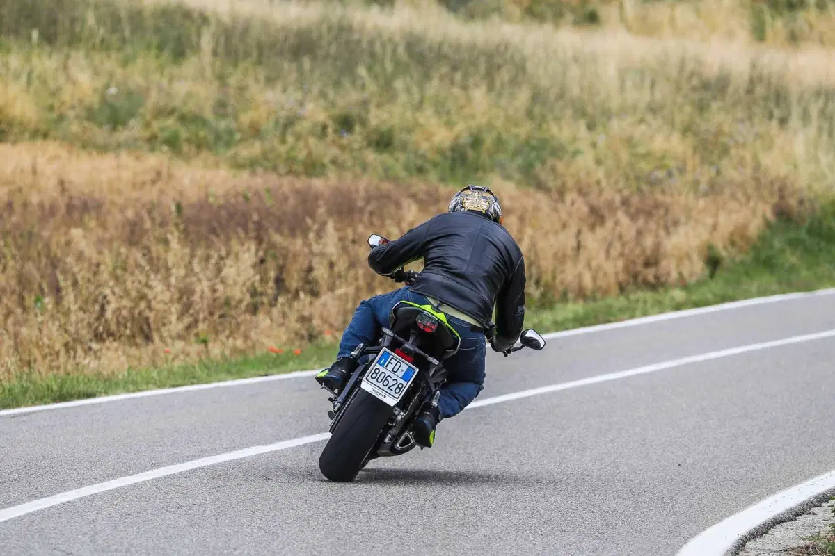 Triumph Street Triple RS vs Street Triple Moto2 Edition: la scelta si fa difficile (21)