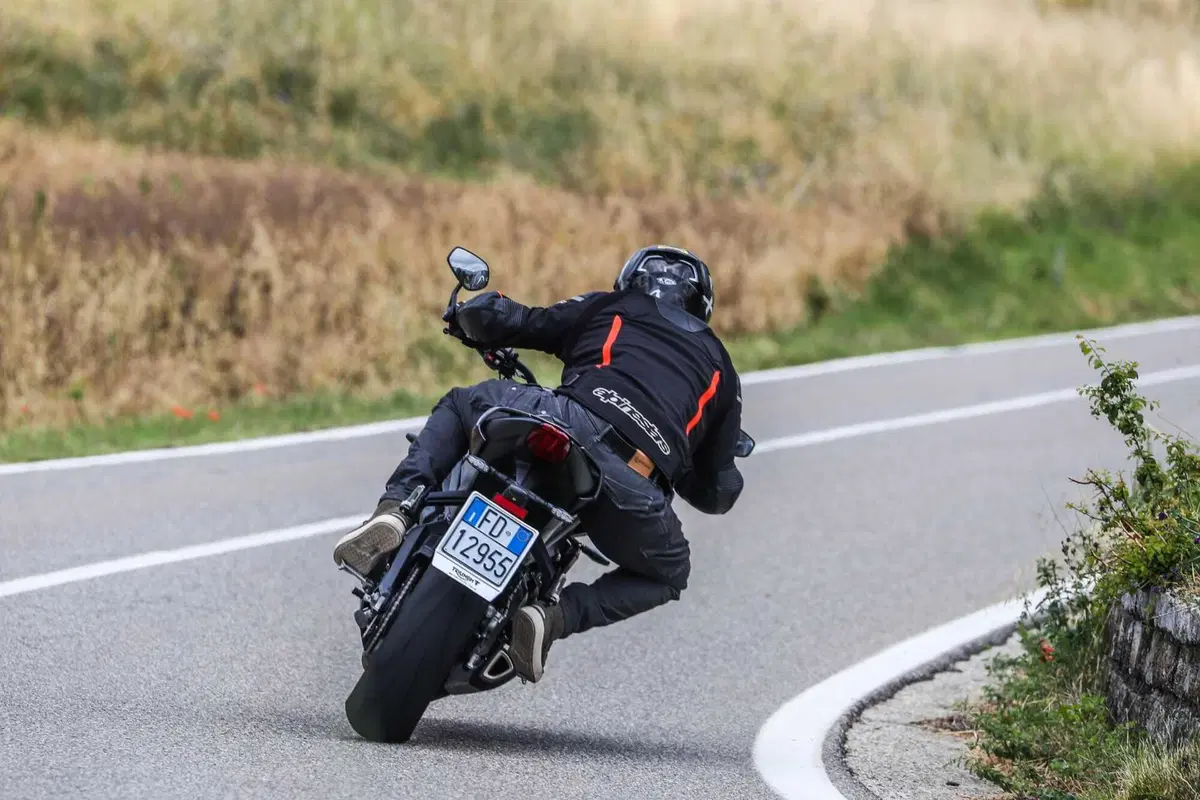 Triumph Street Triple RS vs Street Triple Moto2 Edition: la scelta si fa difficile (22)