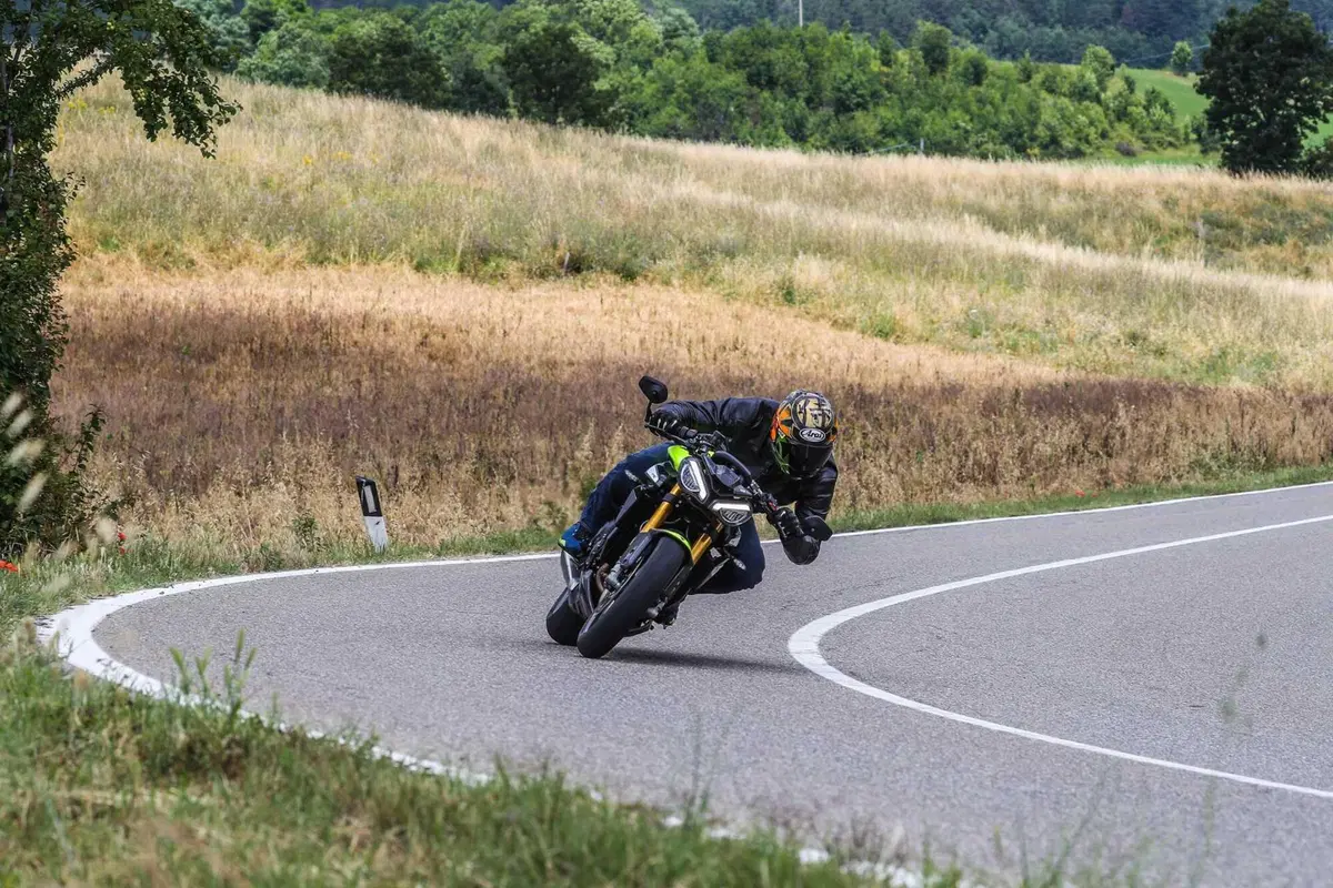Triumph Street Triple RS vs Street Triple Moto2 Edition: la scelta si fa difficile (23)