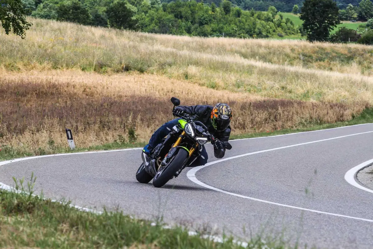 Triumph Street Triple RS vs Street Triple Moto2 Edition: la scelta si fa difficile (24)