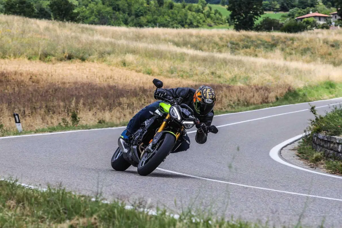 Triumph Street Triple RS vs Street Triple Moto2 Edition: la scelta si fa difficile (25)
