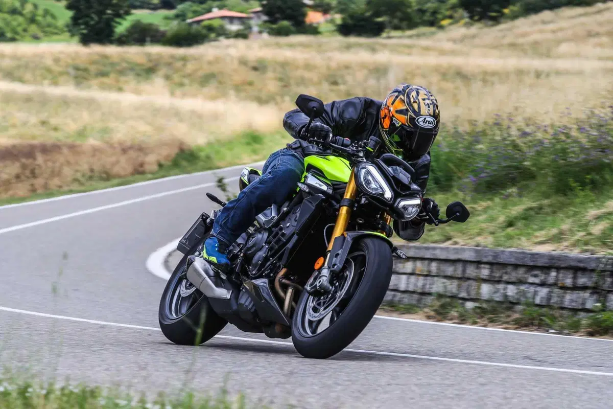 Triumph Street Triple RS vs Street Triple Moto2 Edition: la scelta si fa difficile (26)