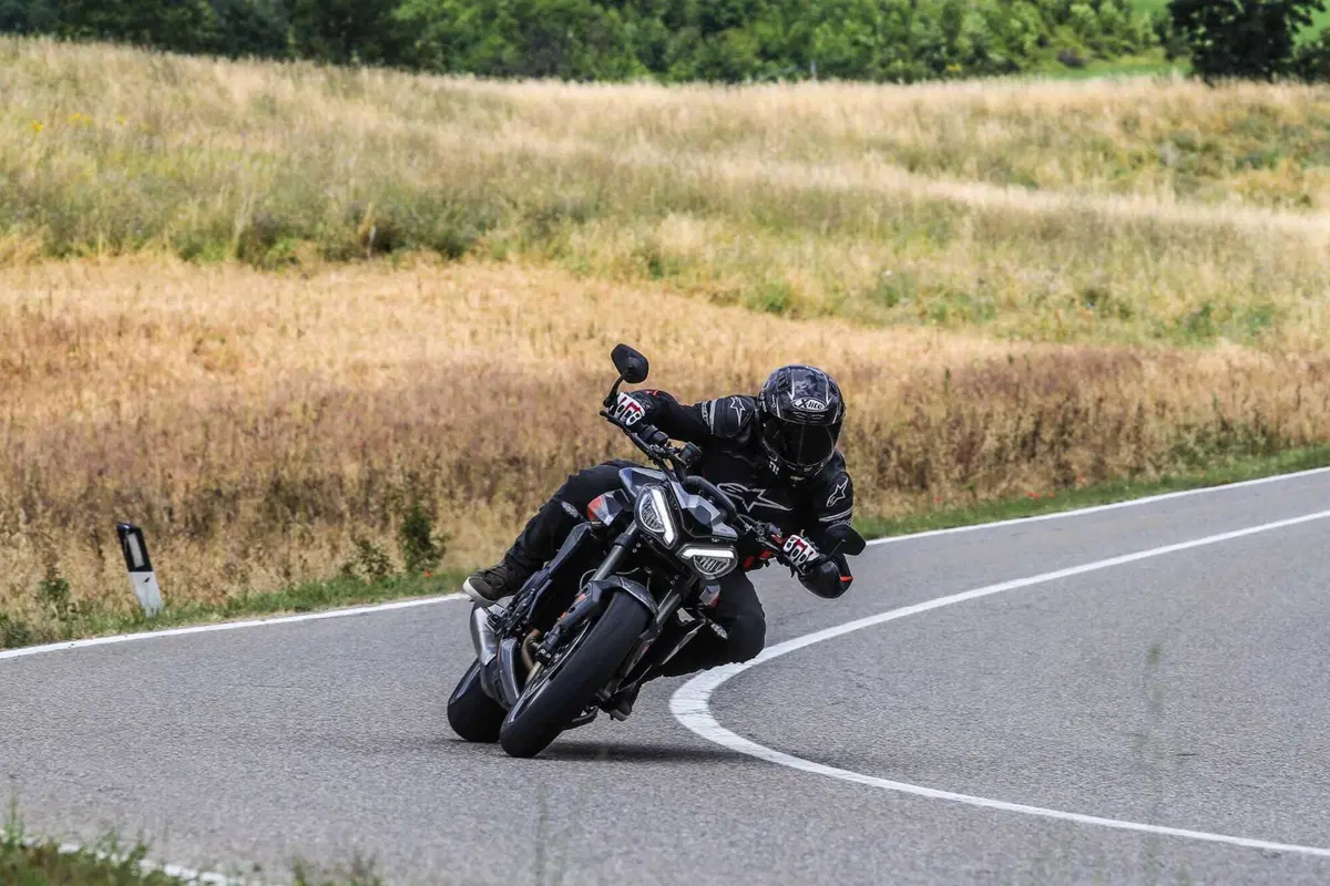 Triumph Street Triple RS vs Street Triple Moto2 Edition: la scelta si fa difficile (27)