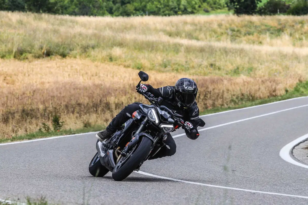 Triumph Street Triple RS vs Street Triple Moto2 Edition: la scelta si fa difficile (28)