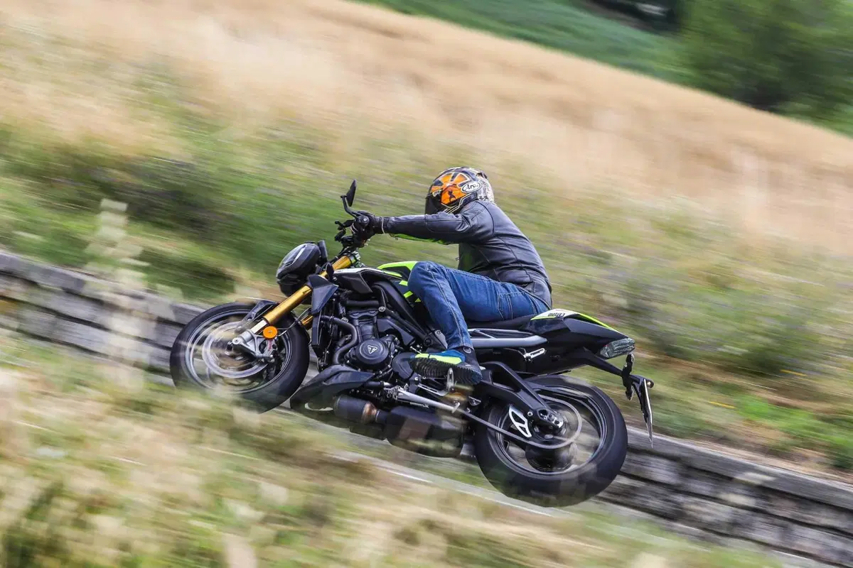 Triumph Street Triple RS vs Street Triple Moto2 Edition: la scelta si fa difficile (29)