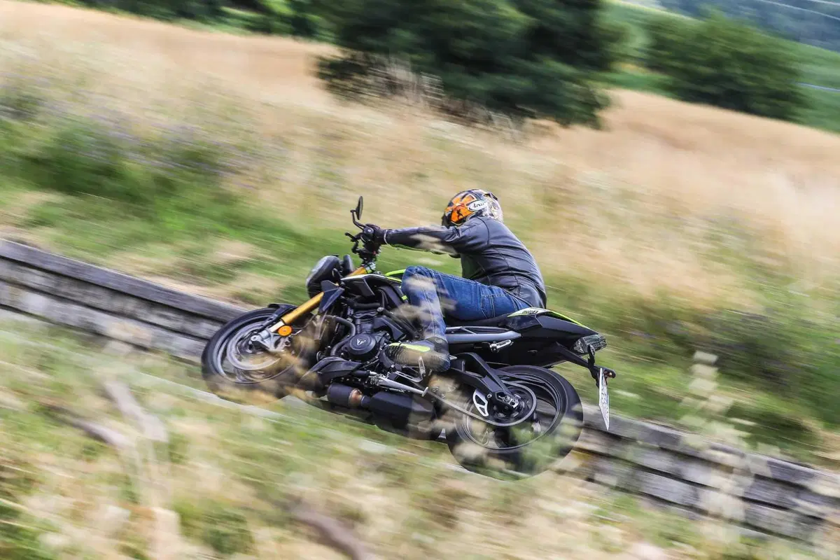 Triumph Street Triple RS vs Street Triple Moto2 Edition: la scelta si fa difficile (30)