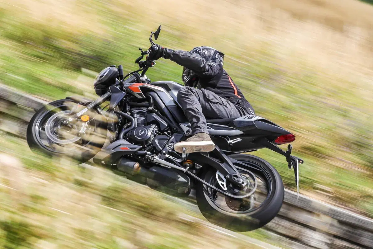 Triumph Street Triple RS vs Street Triple Moto2 Edition: la scelta si fa difficile (31)
