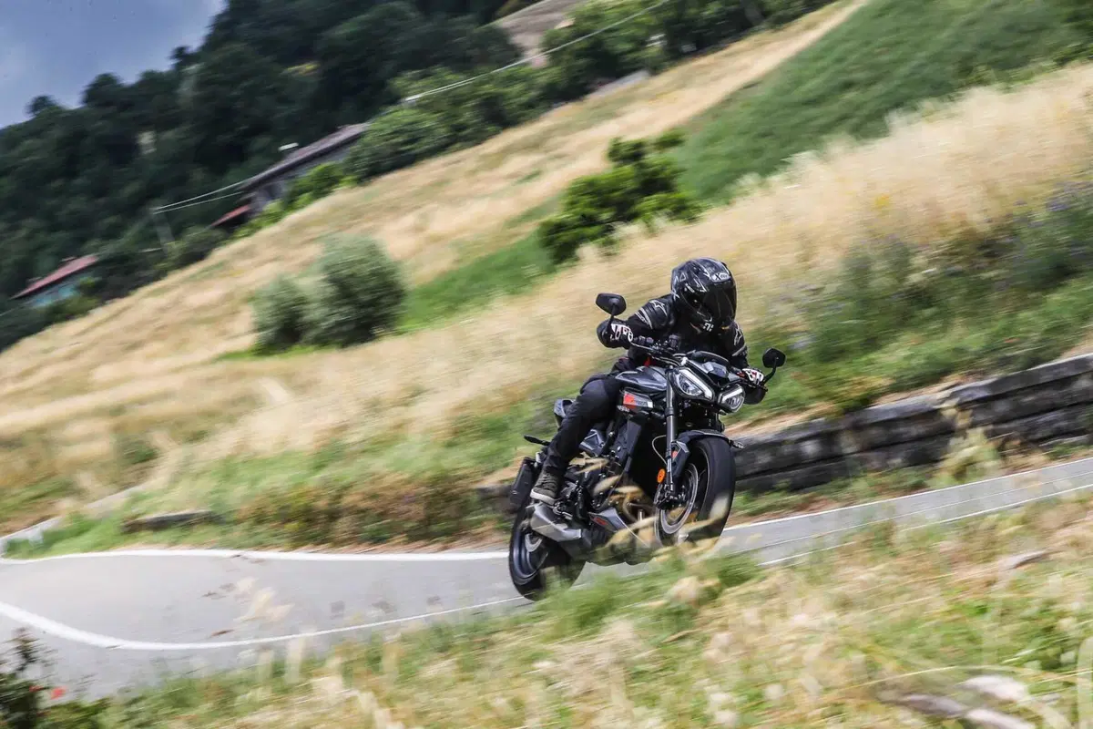 Triumph Street Triple RS vs Street Triple Moto2 Edition: la scelta si fa difficile (32)