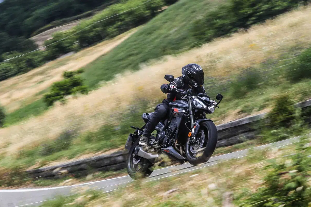 Triumph Street Triple RS vs Street Triple Moto2 Edition: la scelta si fa difficile (33)