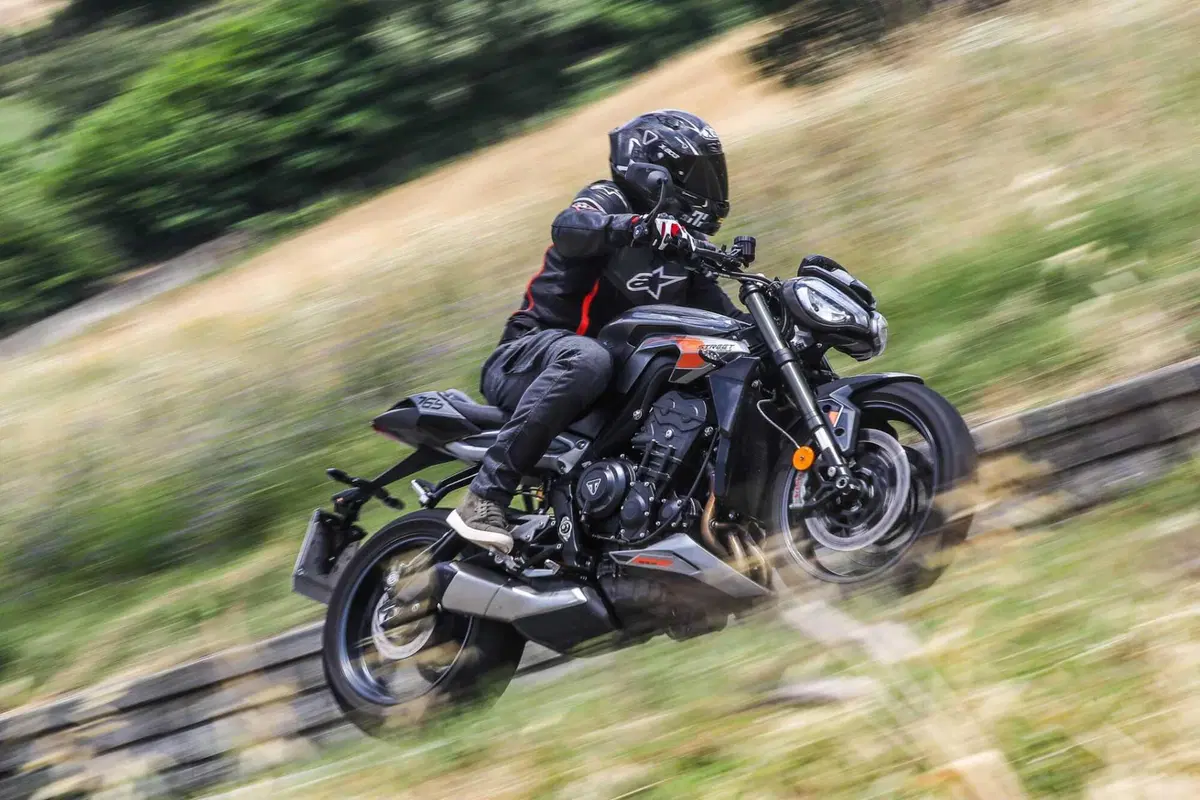 Triumph Street Triple RS vs Street Triple Moto2 Edition: la scelta si fa difficile (34)