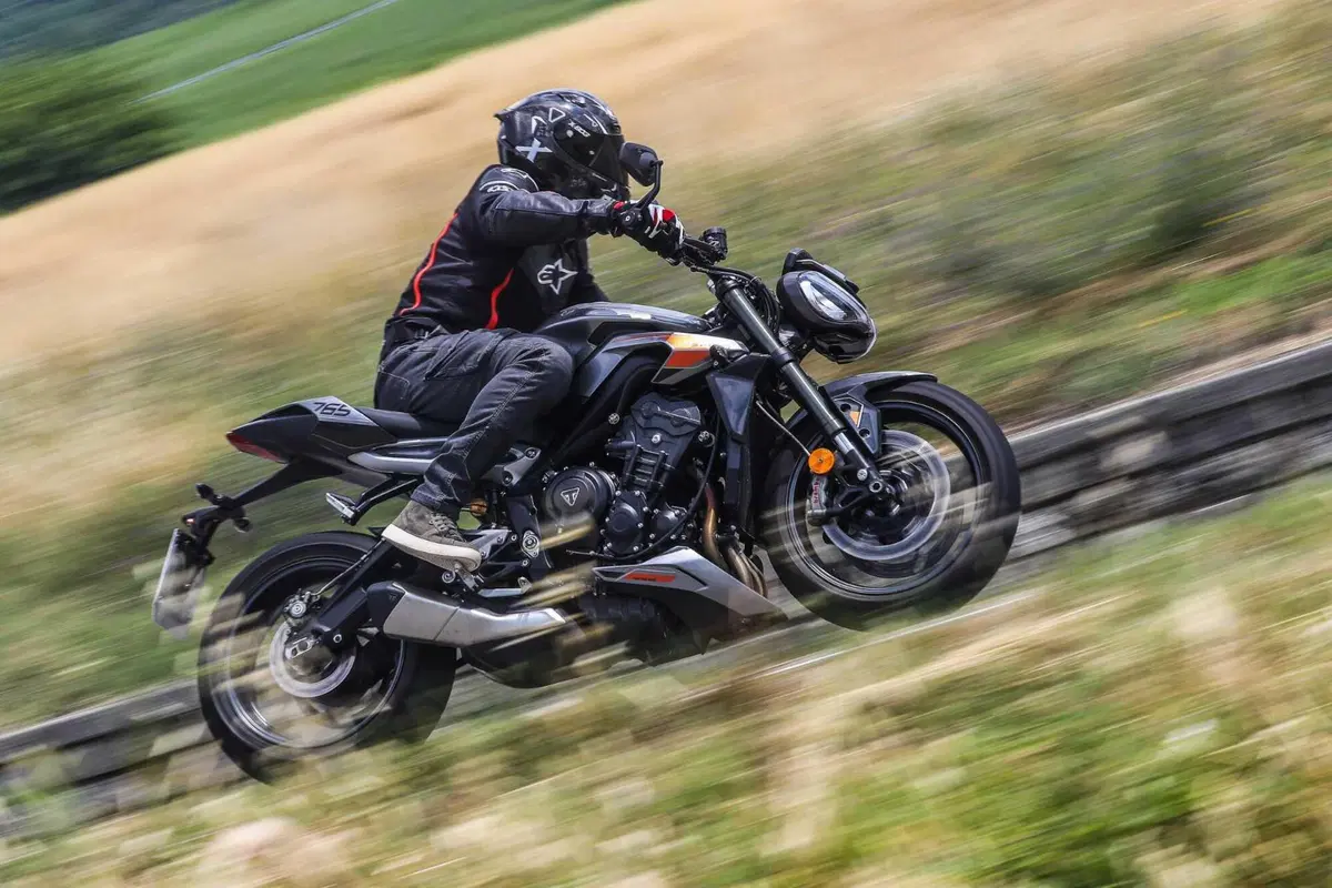 Triumph Street Triple RS vs Street Triple Moto2 Edition: la scelta si fa difficile (35)