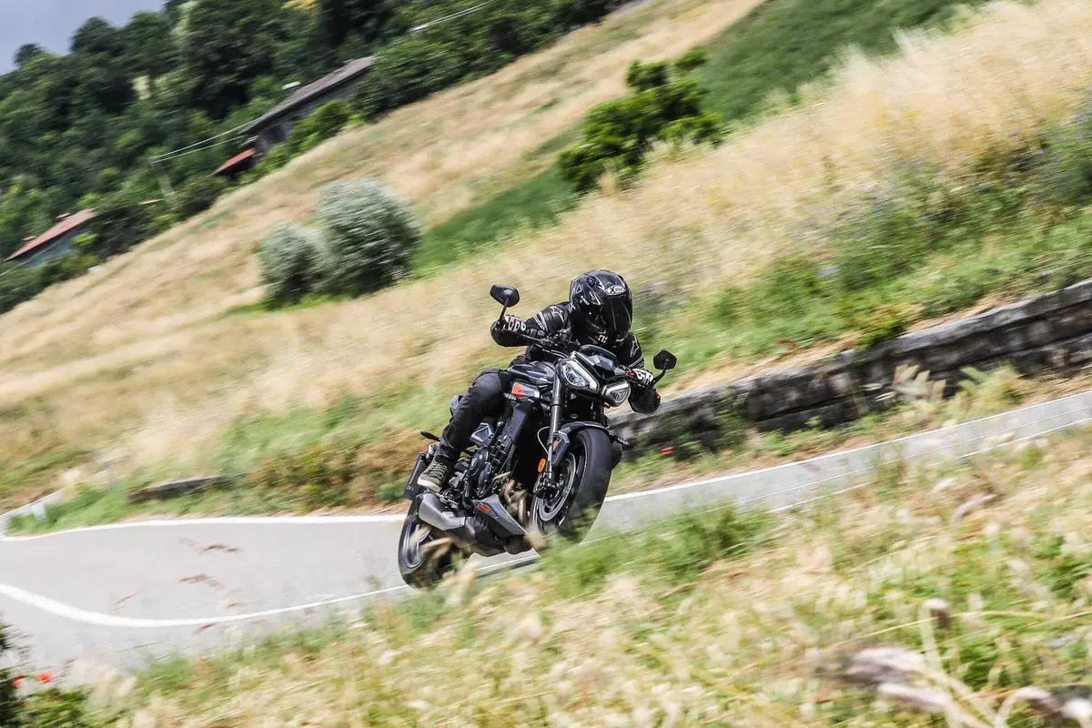 Triumph Street Triple RS vs Street Triple Moto2 Edition: la scelta si fa difficile (36)