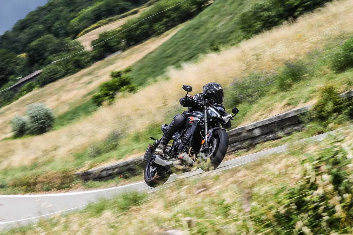 Triumph Street Triple RS vs Street Triple Moto2 Edition: la scelta si fa difficile (37)