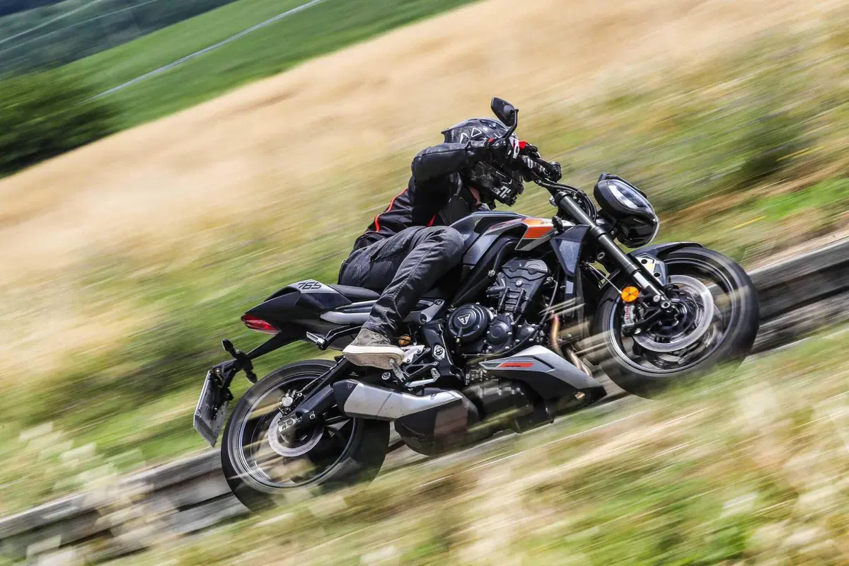 Triumph Street Triple RS vs Street Triple Moto2 Edition: la scelta si fa difficile (38)