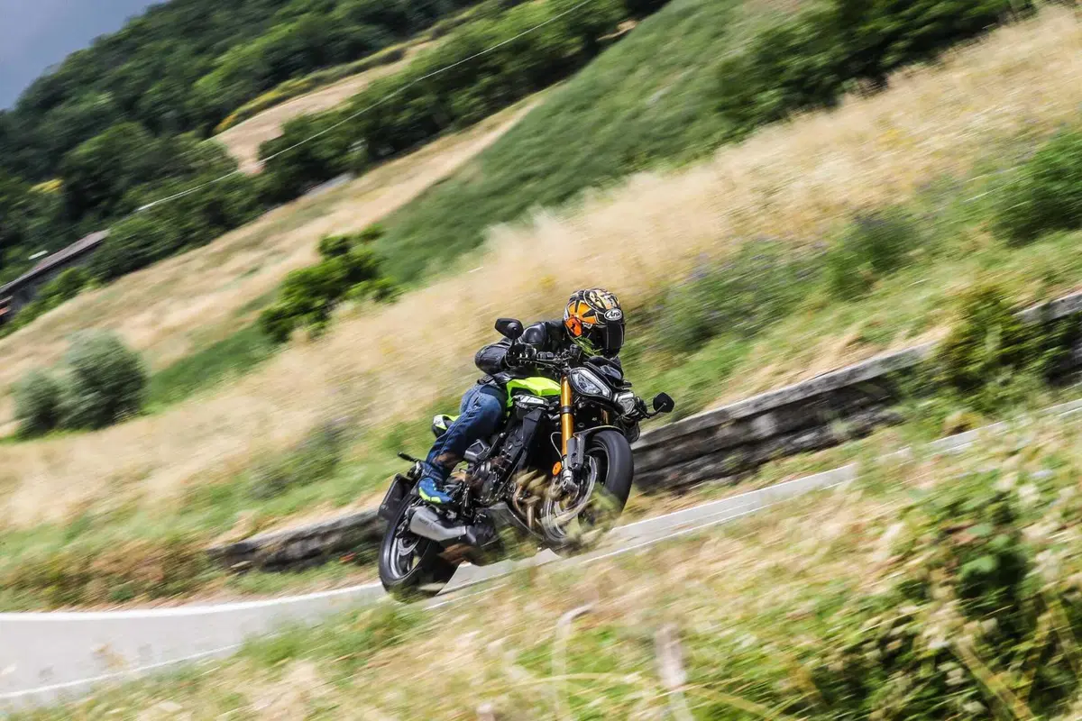 Triumph Street Triple RS vs Street Triple Moto2 Edition: la scelta si fa difficile (39)