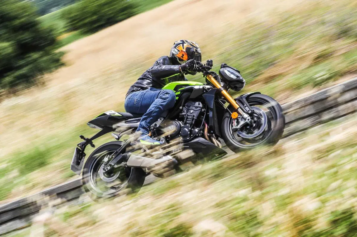 Triumph Street Triple RS vs Street Triple Moto2 Edition: la scelta si fa difficile (40)