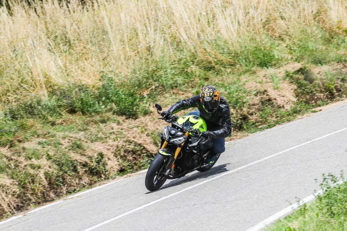 Triumph Street Triple RS vs Street Triple Moto2 Edition: la scelta si fa difficile (41)