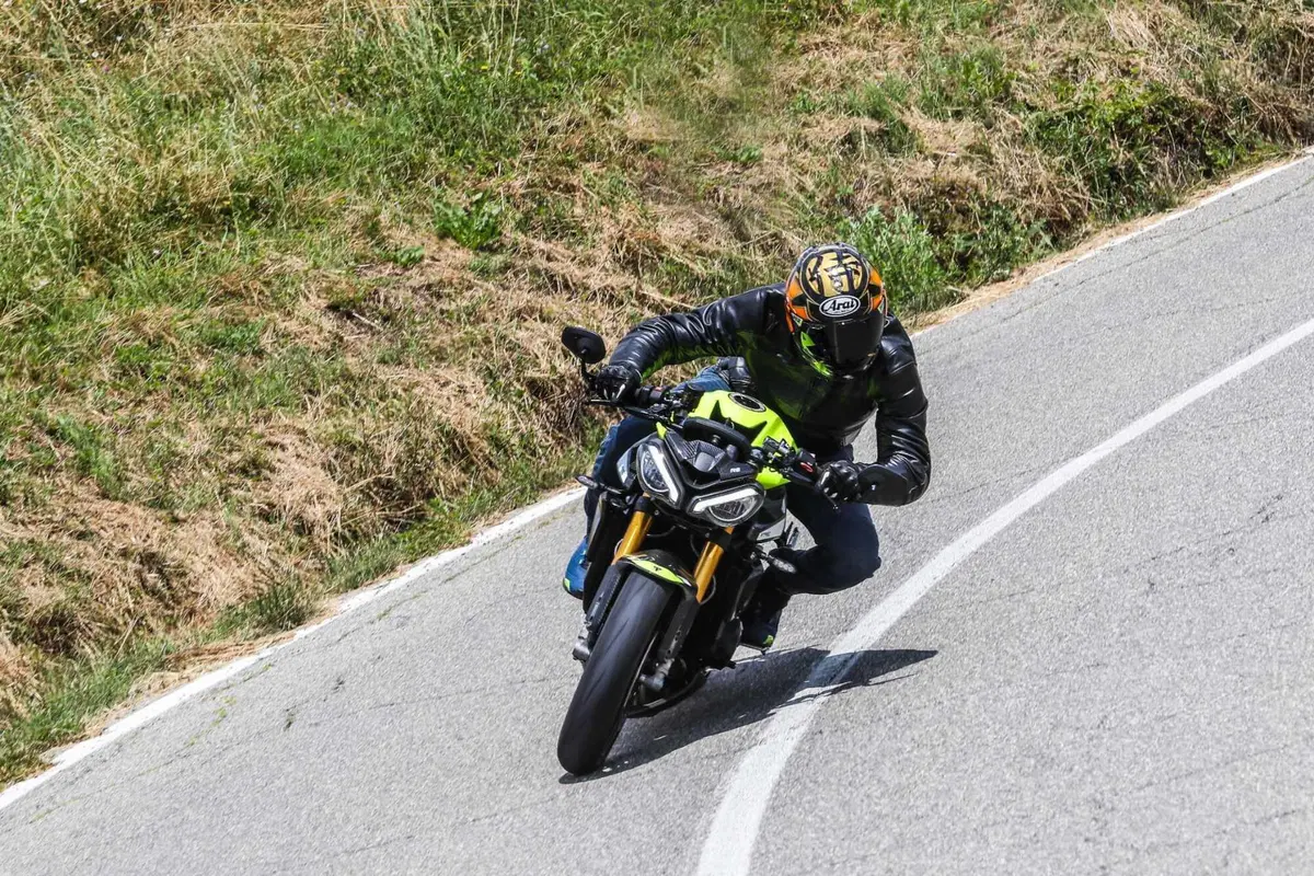 Triumph Street Triple RS vs Street Triple Moto2 Edition: la scelta si fa difficile (42)
