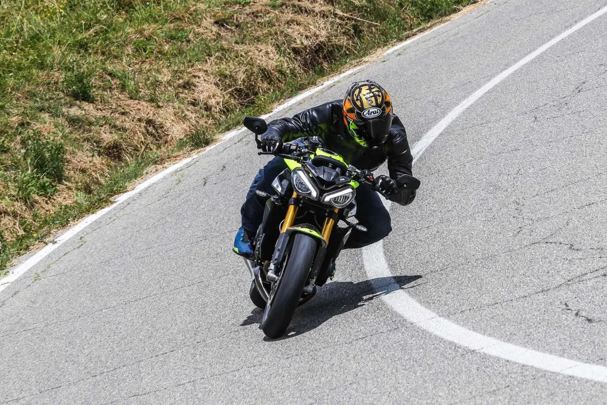 Triumph Street Triple RS vs Street Triple Moto2 Edition: la scelta si fa difficile (43)