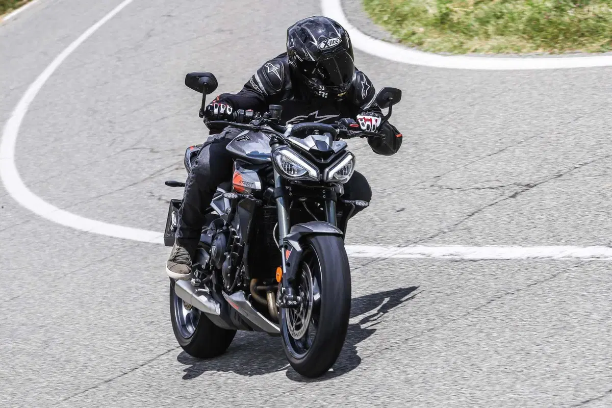 Triumph Street Triple RS vs Street Triple Moto2 Edition: la scelta si fa difficile (51)